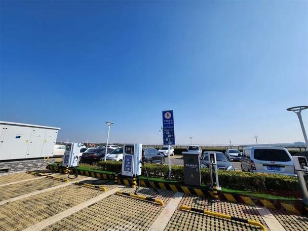 在重点领域推广方面,推进超级充电站和示范性集中式公用充电站建设,到