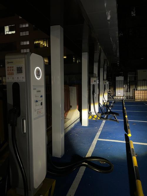 附近新开了一个新能源充电站,总共10个充电桩,最高功率600kw,电费也